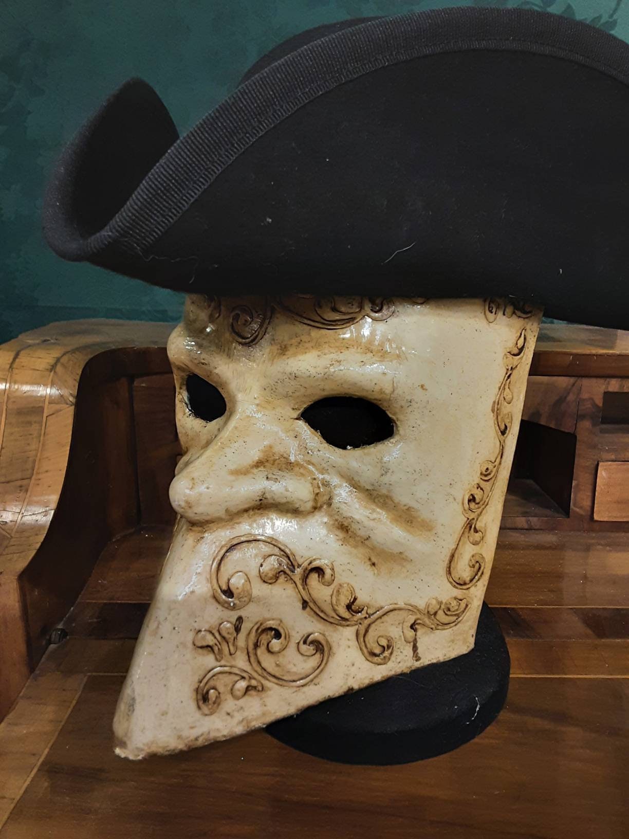 Tricorne and Bauta Mask Venetian Hat in Pure Wool and Bauta Mask in  Papier-mâché Complete 2 Pieces Handmade -  Canada