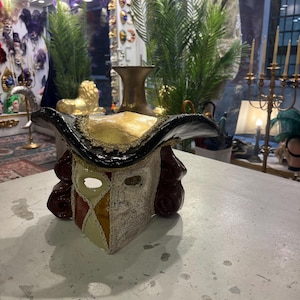 Bauta mask in papier-mâché, typical Venetian macramé, gold leaf with decorations, casanova mask, venetian mask, paper mache