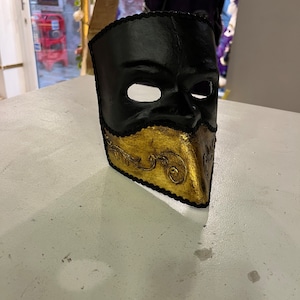 Bauta mask in papier-mâché, typical Venetian, gold leaf with silver leaf decorations, casanova mask, Venetian mask, paper mache, handmade
