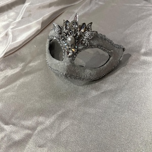 Colombina Original Venetian Mask Swan in papier-mâché, hand-decorated with feathers and crystals, hand made, paper mache mask, Venetian mask