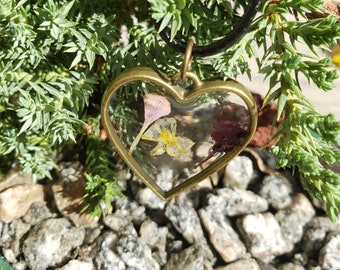 Heart Shaped Dried Flower Resin Pendant Necklace, pressed flower, nature botanical natural jewelry
