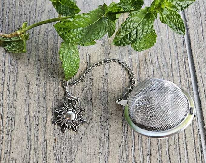 Stainless steel loose leaf tea strainer with sun charm