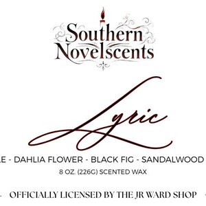 以下が含まれることがあります： 「Southern Novelscents」の文字と筆記体で書かれた「Lyric」の文字が書かれた白いラベル。フジアップル、ダリアフラワー、ブラックフィグ、サンダルウッド、バニラの香りが記載されています。226gの香りのワックスです。