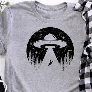 Retro Bigfoot UFO Entführung lustige Sasquatch Aliens Shirt, Wanderung Shirt, Wanderung Geschenke für Mann, Wanderung Geschenke für Frau, Wandern Shirt