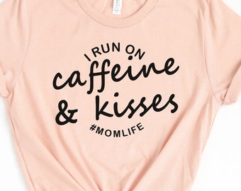 Ich laufe auf Koffein und Küsse #momlife Shirt, Muttertags-Shirt, Kaffee-Liebhaber-Shirt, Geschenk für Mama, Mama Leben Shirt, lustige Mama Shirt, Mama Geschenk