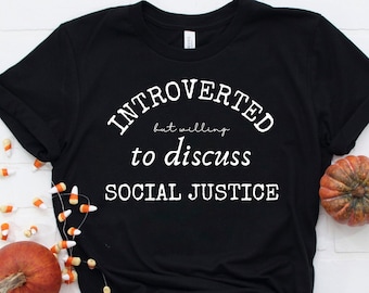 Introvert men villig att diskutera social rättvisa, politisk tröja, protesttröja, liberal tröja, antirasismtröja, social rättvisetröja