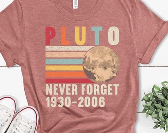 Pluto vergeet nooit retro stijl shirt, cool outer space cadeau voor mannen en vrouwen, grappige dwergplaneet tee, vintage zonnestelsel humor T-shirt