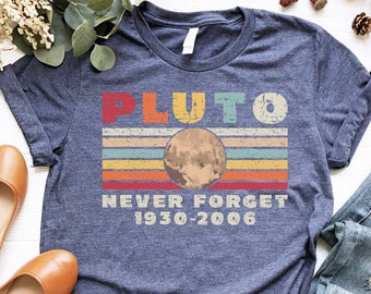 Pluto vergeet nooit retro stijl shirt, cool outer space cadeau voor mannen en vrouwen, grappige dwergplaneet tee, vintage zonnestelsel humor T-shirt