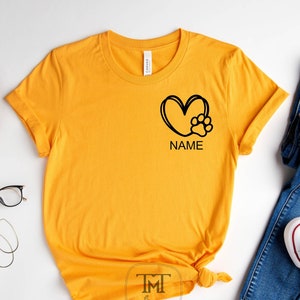 Custom Dog Name Shirt, Dog Paw Shirt, Dog Mom, Pocket Paw Shirt, Custom Dog Mom Shirt, Vet Tech Shirt, Vet tech week, Gepersonaliseerd hondenshirt