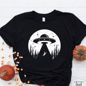 Retro Bigfoot UFO Entführung lustige Sasquatch Aliens Shirt, Wanderung Shirt, Wanderung Geschenke für Mann, Wanderung Geschenke für Frau, Wandern Shirt