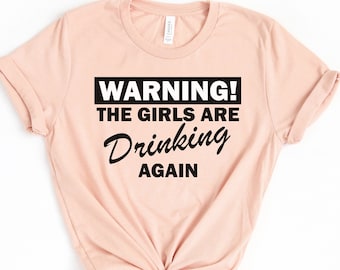 Camisa avisando que as meninas estão bebendo de novo, presente para amantes de vinho, amigos que bebem, camisa de amigos, camisa para beber durante o dia, bebedor, meninas bebendo
