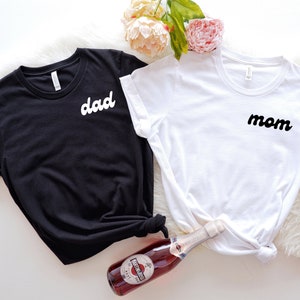 Camisas de mamá y papá a juego, camisetas de mamá y papá, camisetas de bolsillo de mamá, camisetas de bolsillo de papá, camisetas de mamá lindas, camisetas de revelación de embarazo, camisa de mamá de papá