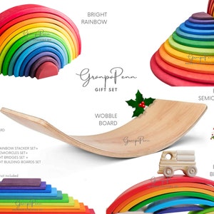 Puede incluir: Un juego de juguetes de madera con un apilador de arco&iacute;ris, semic&iacute;rculos, puentes y tableros de construcci&oacute;n. El juego incluye una tabla oscilante y un peque&ntilde;o cami&oacute;n de madera. El texto "Bright Rainbow" y "Bright Semicircles" son visibles.