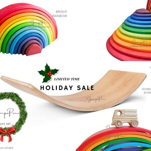 Puede incluir: Un conjunto de juguetes de madera que incluye un apilador de arco&iacute;ris, un apilador de semic&iacute;rculos, una tabla oscilante y un cami&oacute;n peque&ntilde;o. El apilador de arco&iacute;ris es de colores brillantes. Incluye el texto "HOLIDAY SALE".