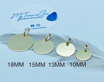 Puede incluir: Cuatro colgantes redondos de metal de color dorado de diferentes tamaños. Los colgantes tienen un diámetro de 18 mm, 15 mm, 13 mm y 10 mm.