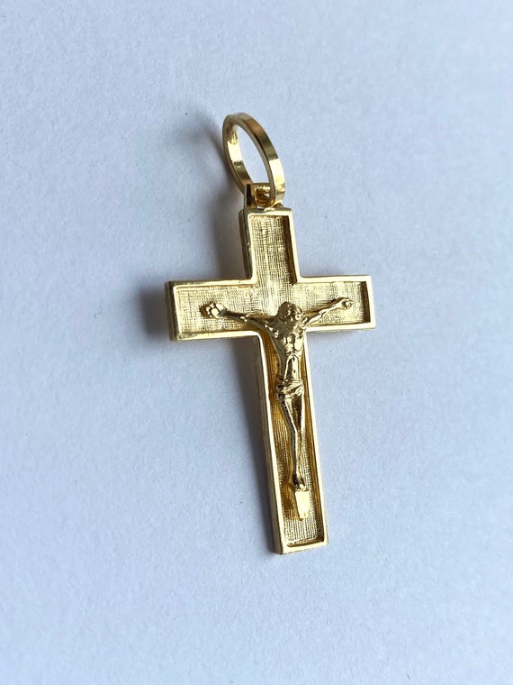 Made in Italy Men's Textured Cross Necklace Charm in 14K Gold | Zales Outlet