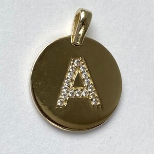Un colgante de oro de 10 quilates con inicial, colgante de disco personalizado, circonita cúbica o diamante, regalo de cumpleaños para esposa,