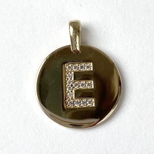 Monedas redondas con inicial E, colgante de disco personalizado, circonita cúbica o diamante, regalo de cumpleaños para esposa, regalo para el Día de la Madre