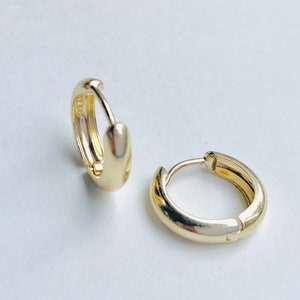 Gold Huggie Hoop, 14K Solid Gold Mini Hoop Huggie, Bombé Hoop Earrings, Small Plain Huggies, Everyday Earrings, Birthday Gift for Women