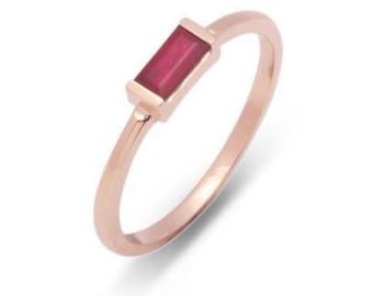 Gold Rubin Ring, 14K Massivgold, Rubin Verlobungsring, Stapelring, Baguette Rubin Ring, Goldring für Frauen, Geschenk zum Valentinstag