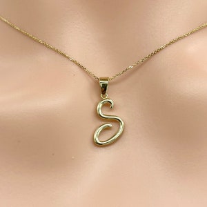 Collar de oro con la letra S, colgante con fuente cursiva de 10 quilates, disponible en todas las letras, regalo de cumpleaños para mujer, regalo para el Día de la Madre, joyería para el día a día.
