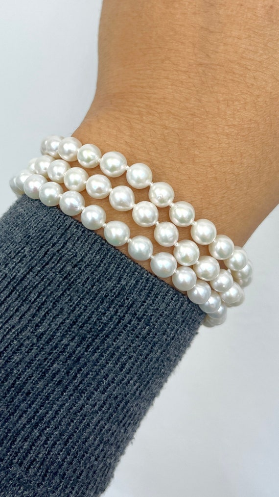 Proantic: 3 Row Pearl Bracelet And Flower Clasp