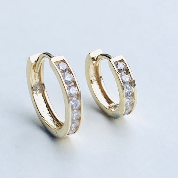 Cubic Zirconia Huggie Hoop Earrings In 14K Solid Gold - Foto 5