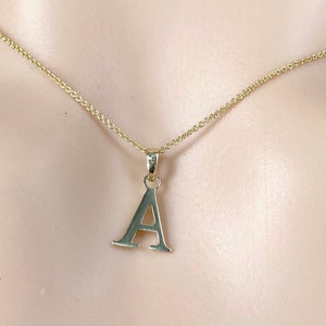 Colgante con letra A en oro, oro macizo de 10 quilates, collar con letra pequeña, collar minimalista para mujer, joyería para uso diario