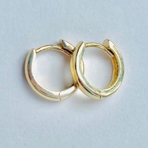 10K Gold Huggie Hoop, Solid Gold Mini Huggie, kleine schlichte Huggies, Alltagsohrringe, Geburtstagsgeschenk Frauen, Vatertagsgeschenk für Frau
