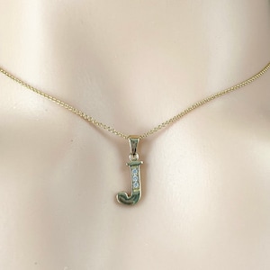 Colgante con la letra J en oro de 10 quilates y 14 quilates con circonita cúbica. Collar minimalista para mujer. Regalo para el Día de la Madre.