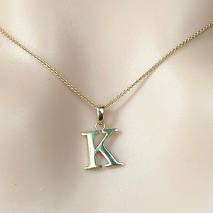 Colgante con letra K en oro macizo de 10 quilates, collar con letra pequeña, collar minimalista para mujer.