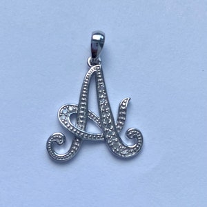 Colgante con inicial A, collar con inicial en letra cursiva con diamantes en oro de 10 quilates, colgante con letra A, regalo personalizado, regalo de cumpleaños para mujer, Navidad