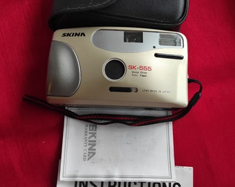Cámara de película vintage SKINA SK-555, 35 mm, compacta y de apuntar y disparar.