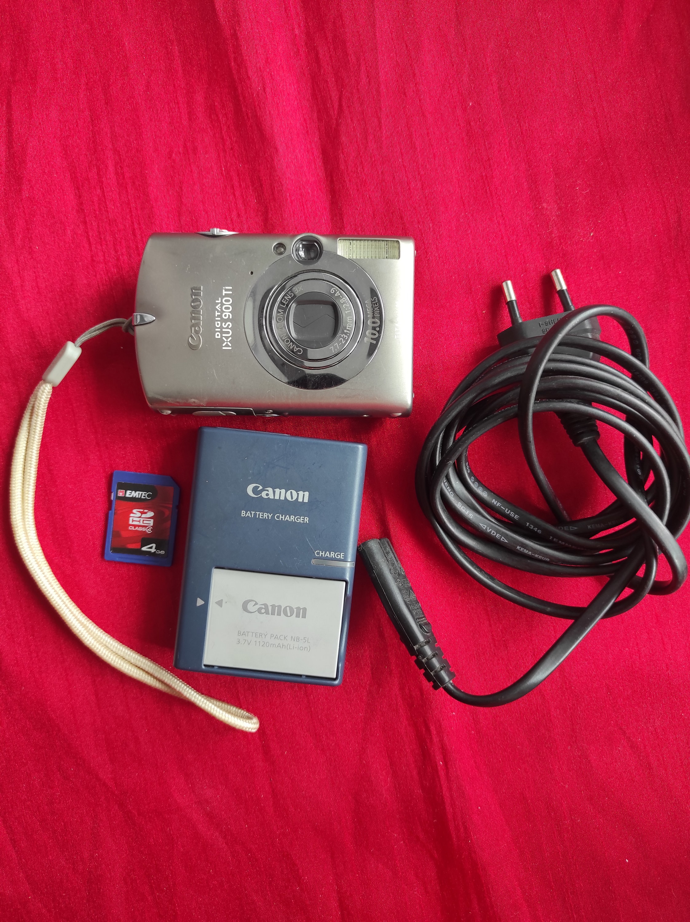 Digital Camera Canon Digital IXUS 900 Ti., Working Digital Camera