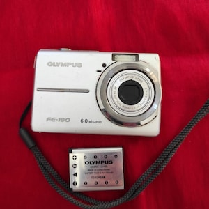 Digital camera Olympus FE 190, working