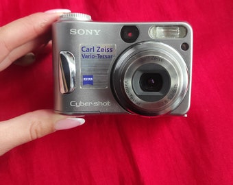Cámara digital Sony Cyber-shot DSC-S60, en funcionamiento
