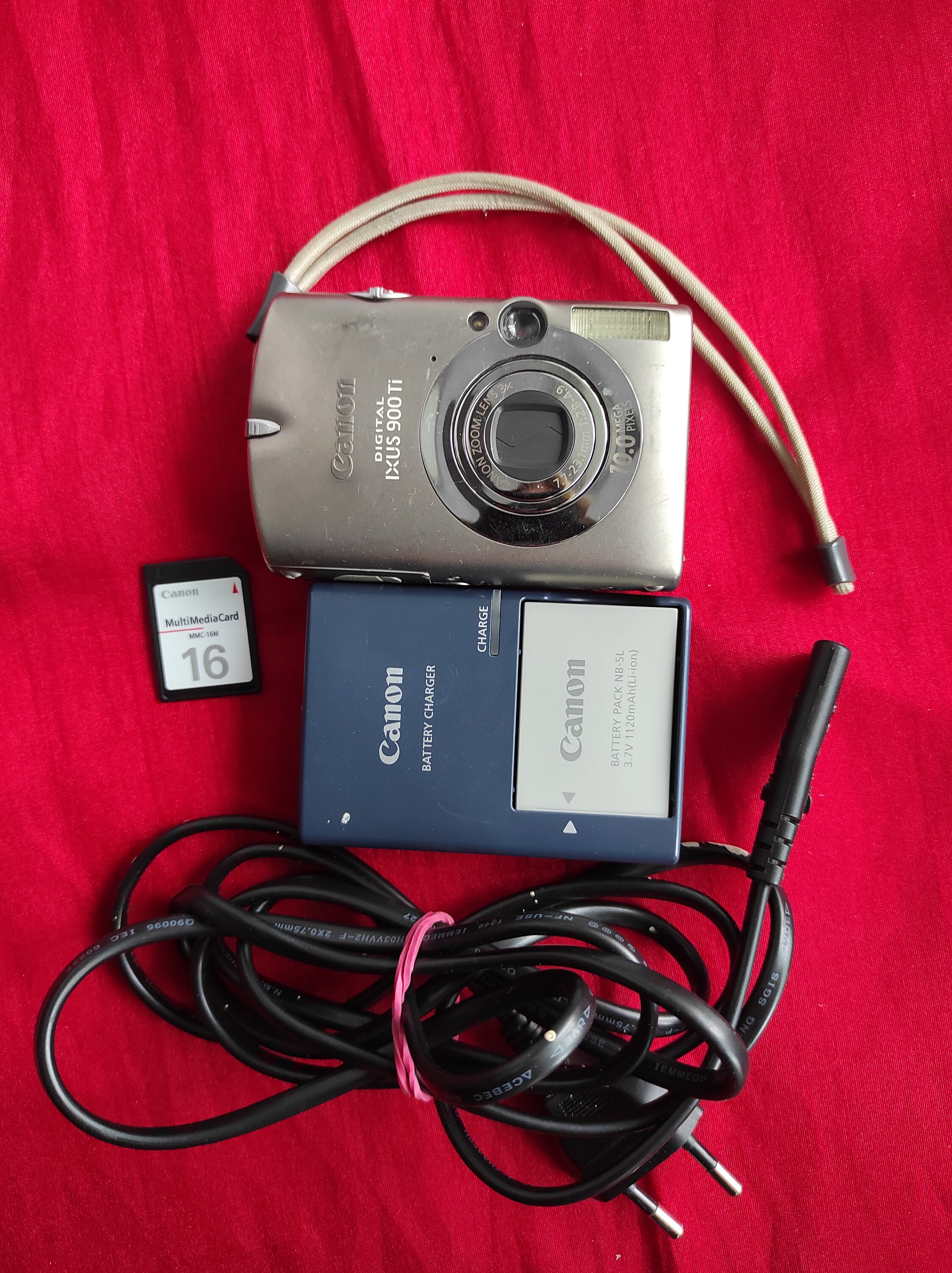 Digital Camera Canon Digital IXUS 900 Ti., Working Digital Camera