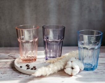 Farbiges Trinkglas mit Name handgraviert und personalisiert | Cocktailglas, Kaffeeglas