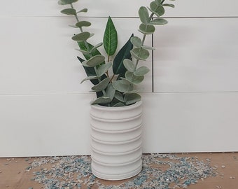 Vase aus Beton mit Rillen Utensilo weiß Sukkulententopf