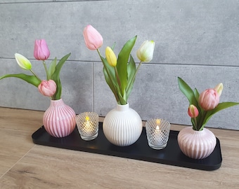 Frühlingstablett mit Vasen und Tulpen rosa