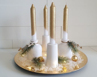 Adventskranz Gold Tablett rund und Keramik Kerzenhalter Komplettset inklusive 8 Kerzen und Deko