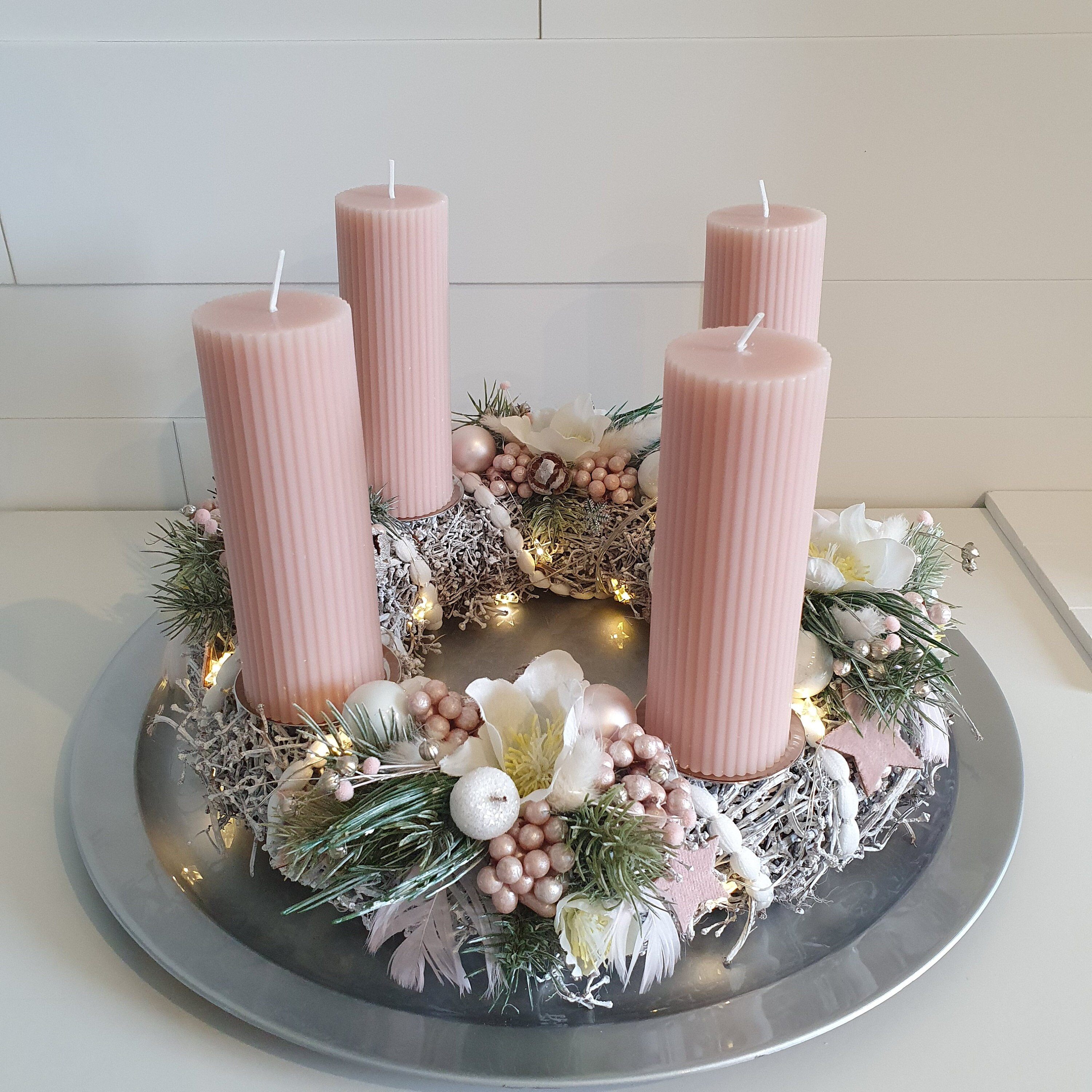 Adventskranz Rosa Weiß mit Kerzen & Teller