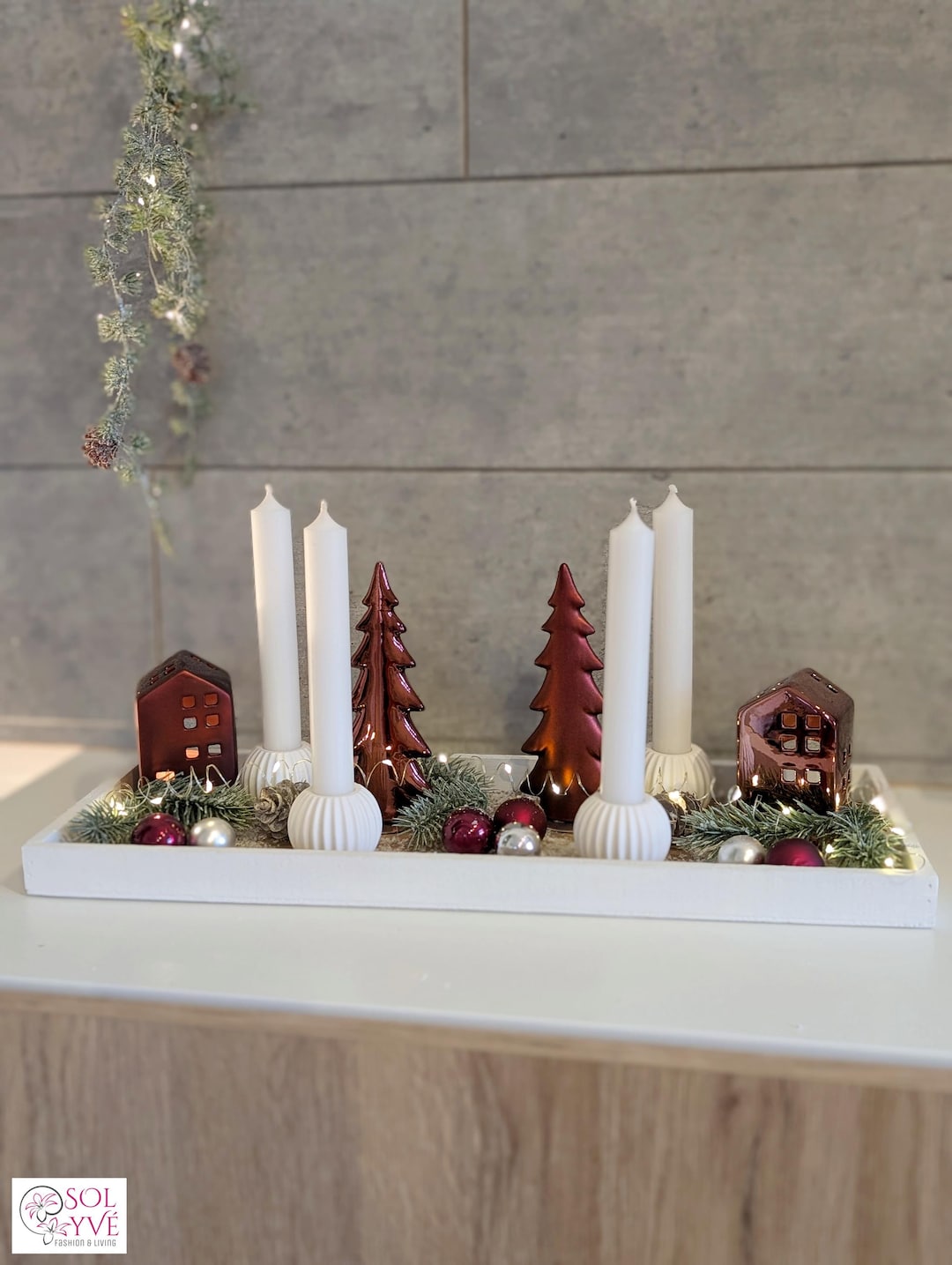 Adventskranz dunkelrot Tablett beleuchtet - mit Lichthäusern, Kerzenhaltern und Tannebäumen inkl. Deko