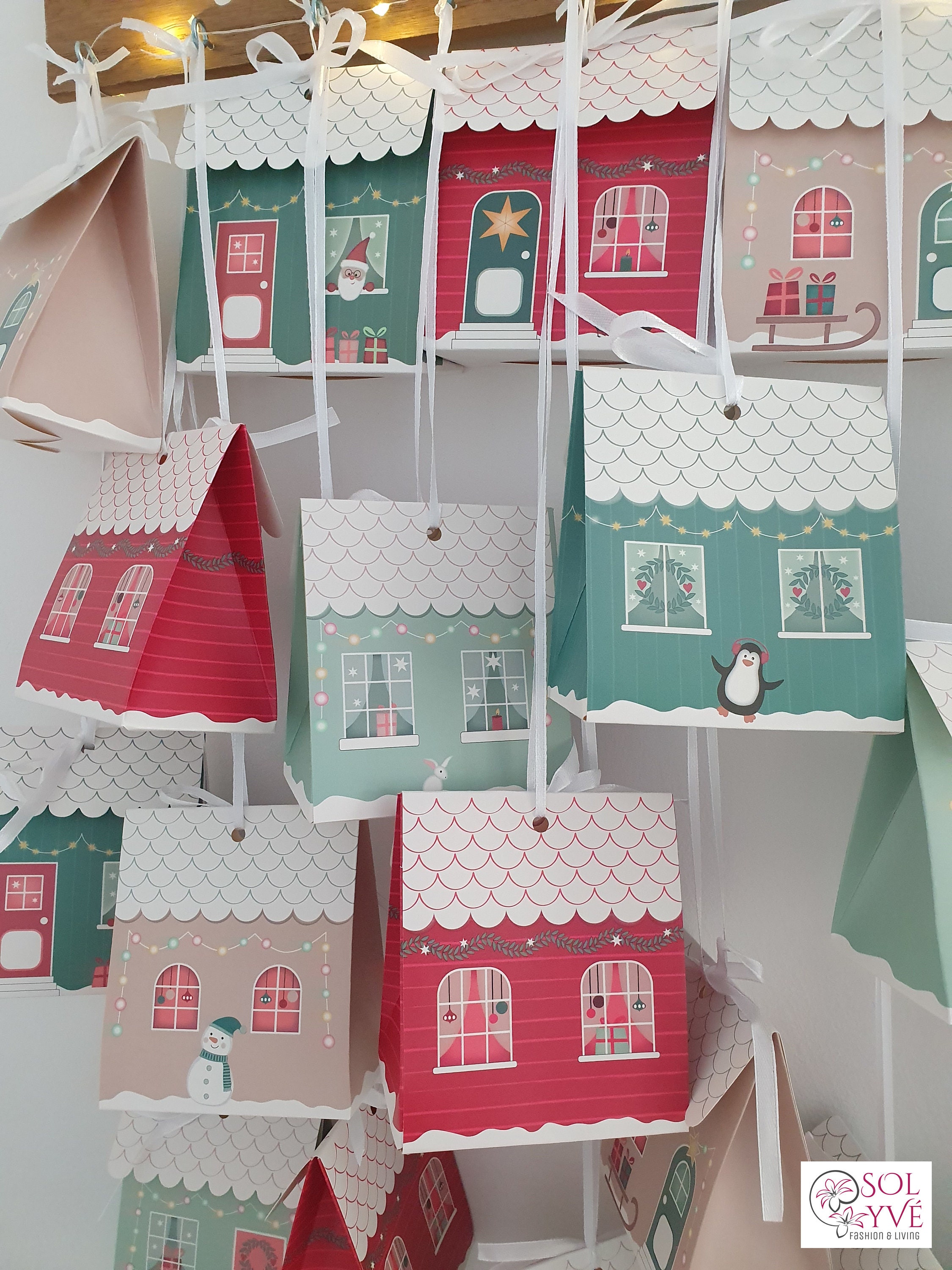 Maisons du calendrier de l'Avent à remplir soi même - 24 maisons brunes, imprimées et pliables avec des autocollants de numéros et un cordon pour Noël Maisons du calendrier de l'Avent à remplir soi même - 24 maisons brunes, imprimées et pliables avec des autocollants de numéros et un cordon pour Noël