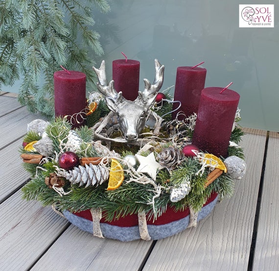 Adventskranz Bordeaux Rot haltbar 40 cm mit Kerzen, Hirsch und Lichterkette