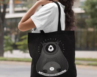 Può includere: Borsa tote nera con una grafica bianca di un orso che tiene un disco in vinile. Il testo "Sounds Better on Vinyl" è stampato sulla borsa.