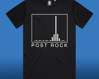 Può includere: T-shirt nero con una grafica bianca di un'onda sonora con il testo "POST ROCK" sotto.
