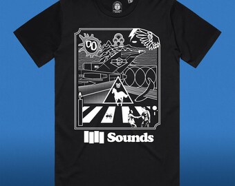 Può includere: Maglietta nera con un design grafico bianco che presenta un cavallo che cammina su un attraversamento pedonale con una piramide, una formica e un uccello sullo sfondo. Il testo "III Sounds" è stampato sotto il grafico.