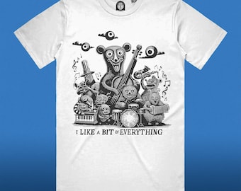 Può includere: Maglietta bianca con un'illustrazione in bianco e nero di una band di animali antropomorfi che suonano strumenti musicali. Il testo "I like a bit of everything" è stampato sotto l'illustrazione.