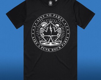 Può includere: T-shirt nera con una grafica bianca di due scheletri che suonano la chitarra aerea con il testo "Ain't No Party Like A Punk Rock Party".